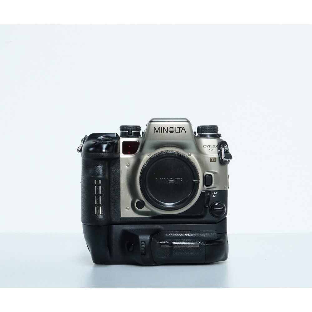 Minolta Dynax 9 Ti Titan Maxxum SLR + battey grip nr. 1048