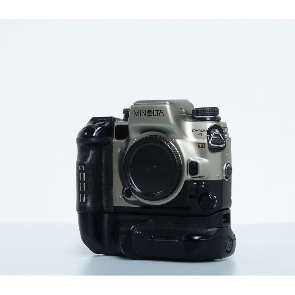 Minolta Dynax 9 Ti Titan Maxxum SLR + battey grip nr. 1048