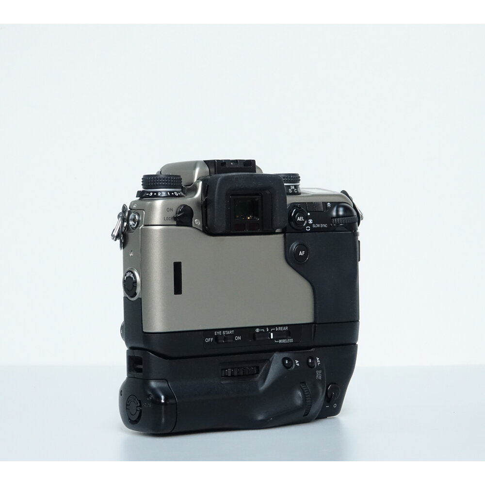 Minolta Dynax 9 Ti Titan Maxxum SLR + battey grip nr. 1048