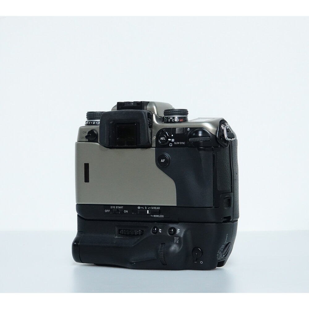 Minolta Dynax 9 Ti Titan Maxxum SLR + battey grip nr. 1048