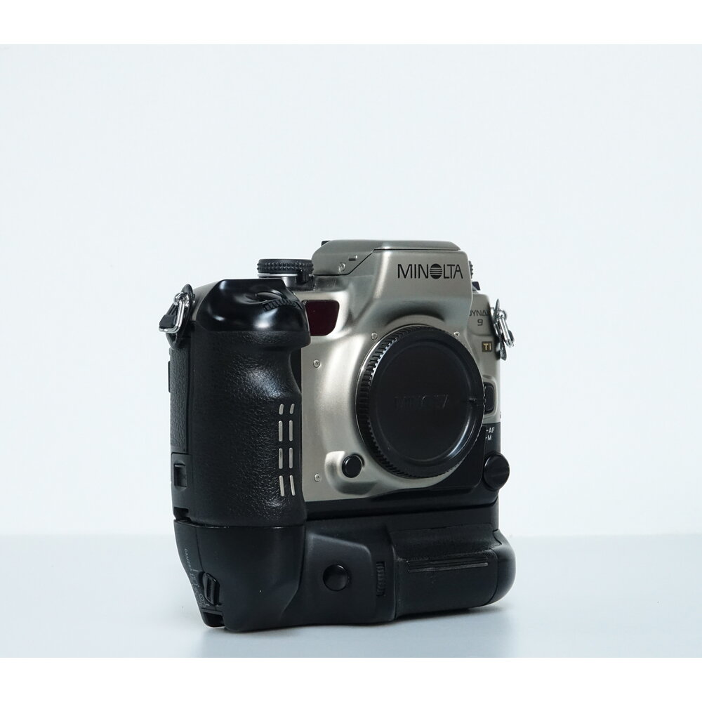 Minolta Dynax 9 Ti Titan Maxxum SLR + battey grip nr. 1048