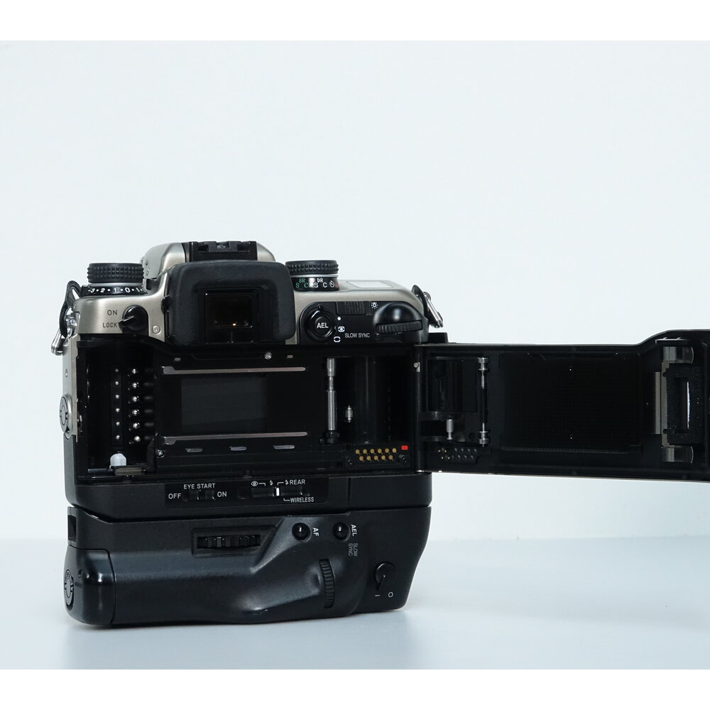 Minolta Dynax 9 Ti Titan Maxxum SLR + battey grip nr. 1048