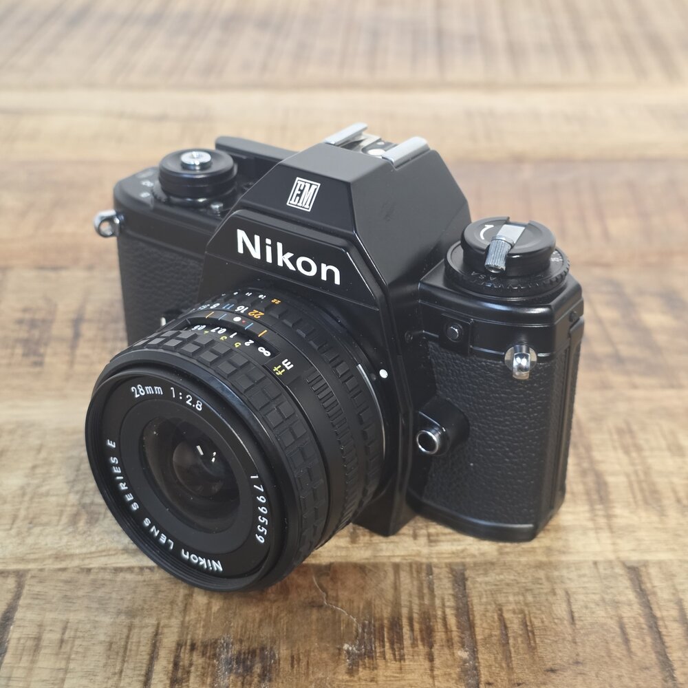 Nikon EM + 28mm 1:2.8 nr. 2369