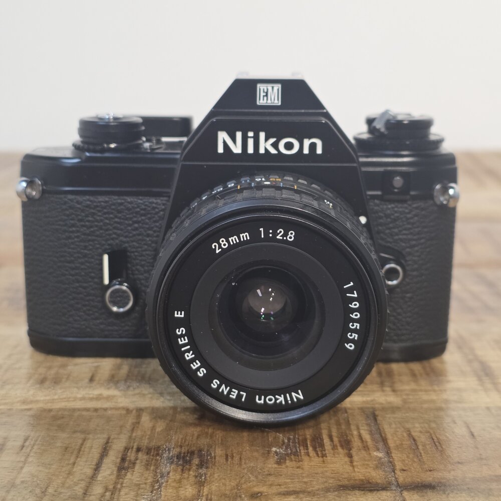 Nikon EM + 28mm 1:2.8 nr. 2369