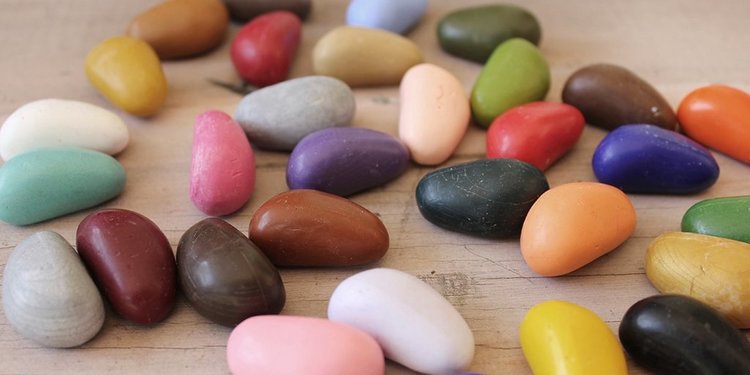 Crayon Rocks  Crayon rocks - 16 krijtjes van sojawas in primaire kleuren geleverd in een ecru katoenen zakje