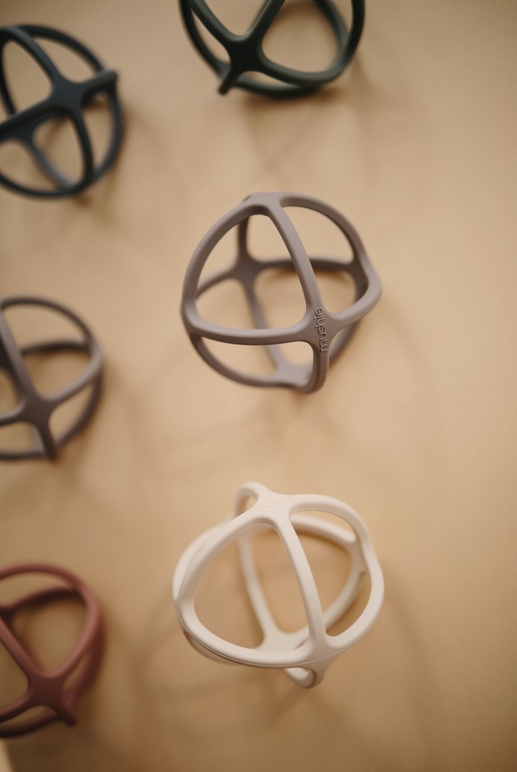 Mushie Bijtring bal uit silicone - Shifting sand