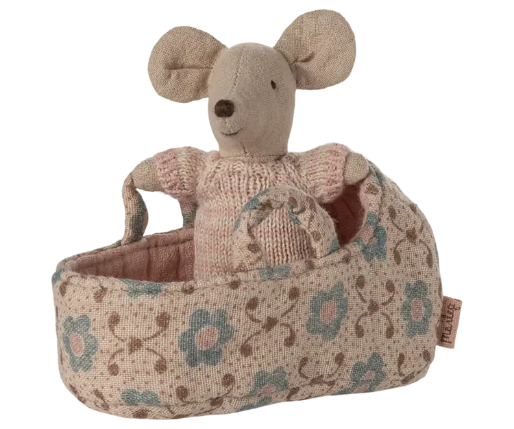 Maileg  Baby muisje in roze draagmandje