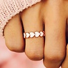 Pura Vida Pura Vida-Hartjes Ring - plated rosé goud en roze hartjes - Pura Vida Pura Vida-Hartjes Ring - plated rosé goud en roze hartjes -