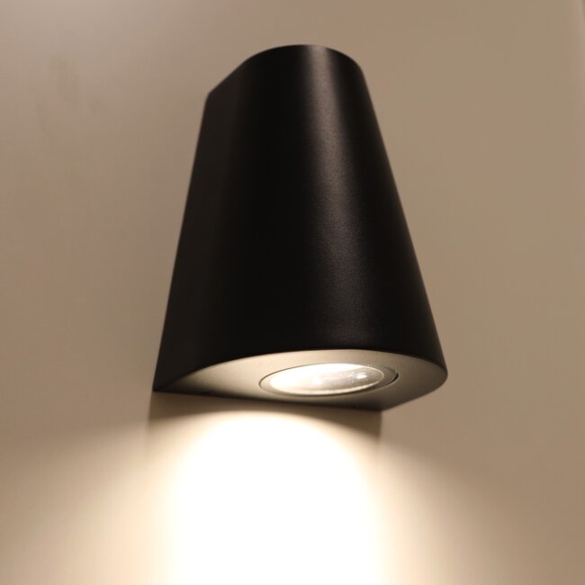 Wall light with GU10 fitting