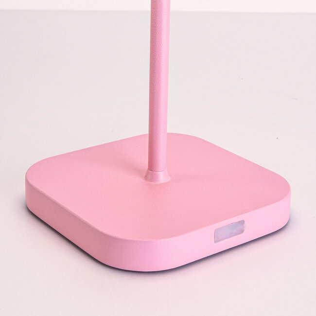 Rechargeable table lamp Tessa in matte pink, dimmable