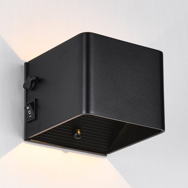 Rechargeable outdoor wall light with sensor - Pila