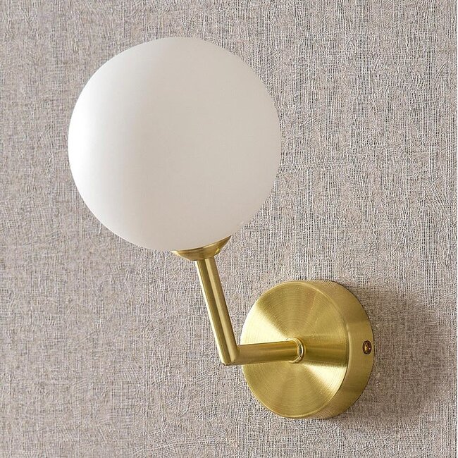 Wall light Runda - gold with milk-white glass globe
