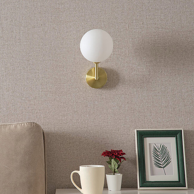 Wall light Runda - gold with milk-white glass globe