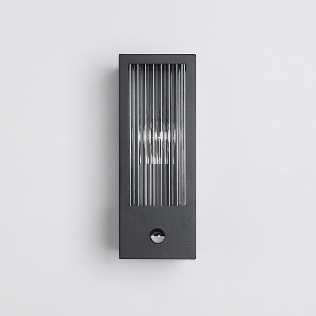 Amiens wall lamp in glass with ribbed detail