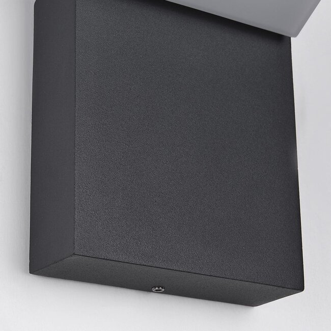 Modern Outdoor Wall Light - Giraffe