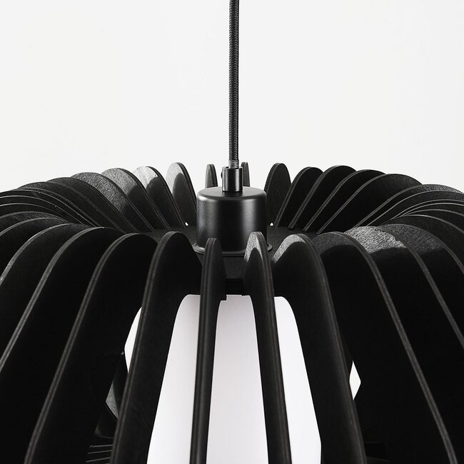 Wood pendant light Rorka with black slats, open round shape and diffuser