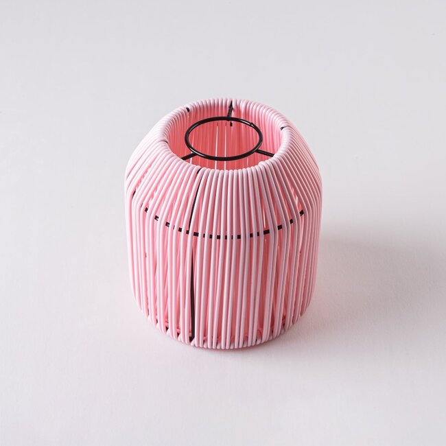 Roze prikkabel kap met rotanlook