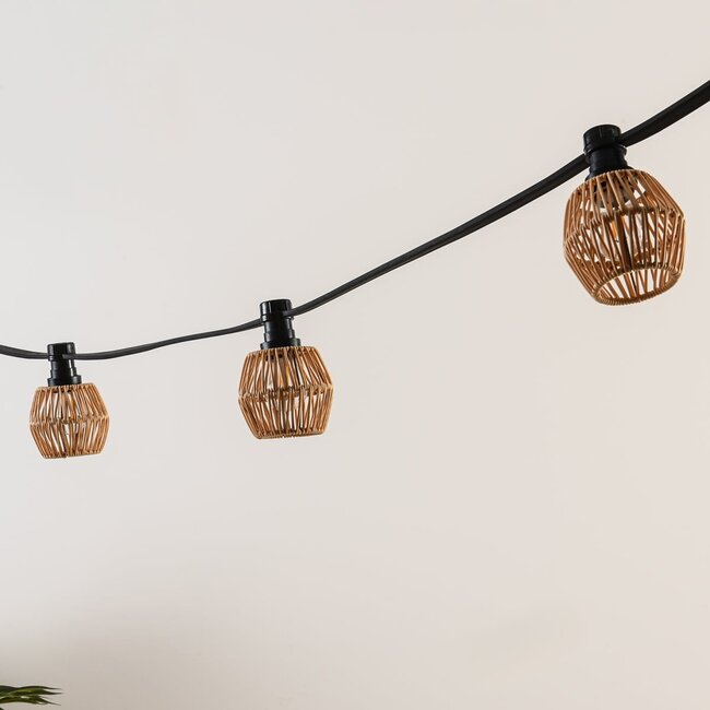 Festoon shade with a light rattan look