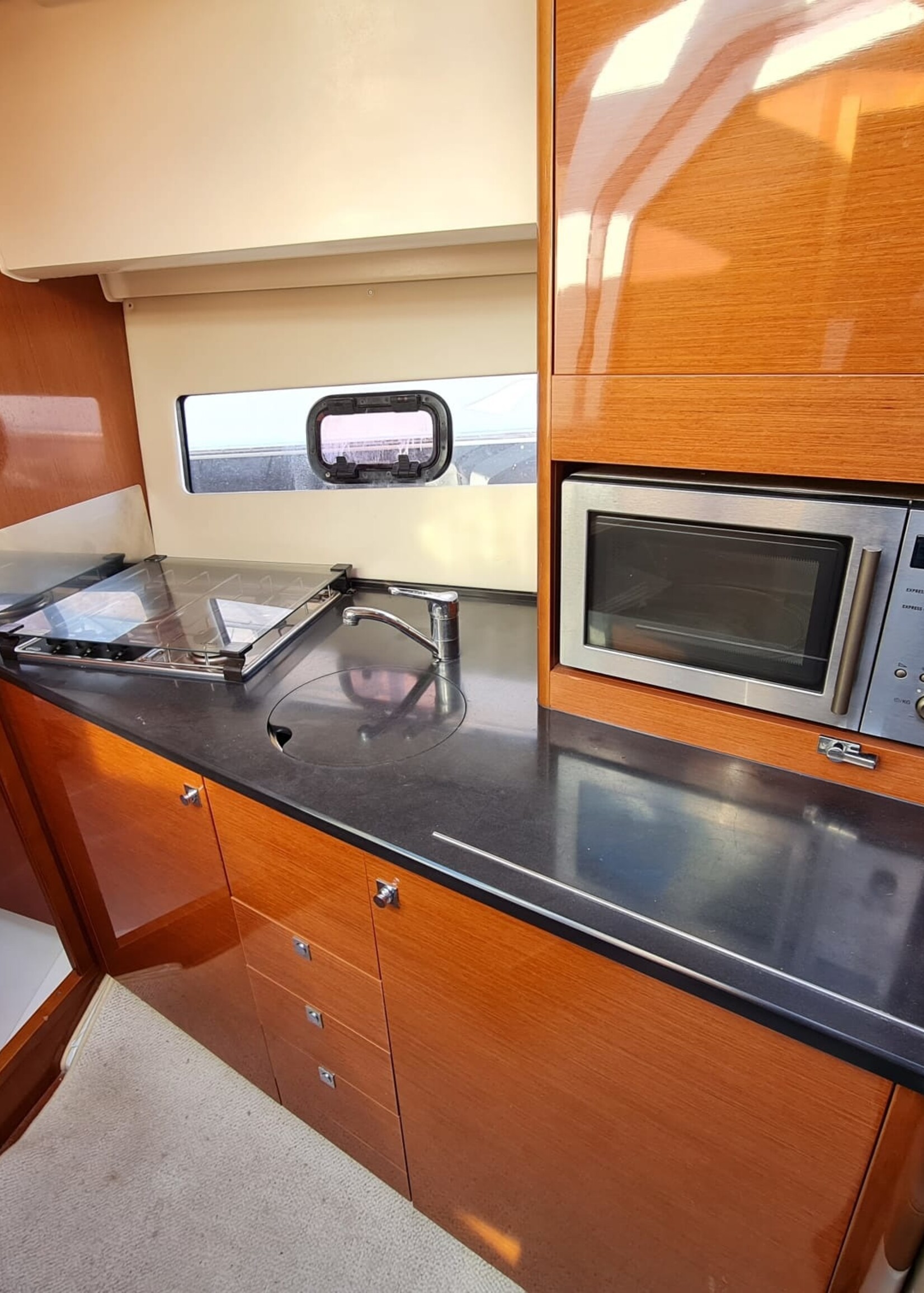 Jeanneau Leader 9 Hardtop, 2010, 2x Volvo Penta 5.7Gi