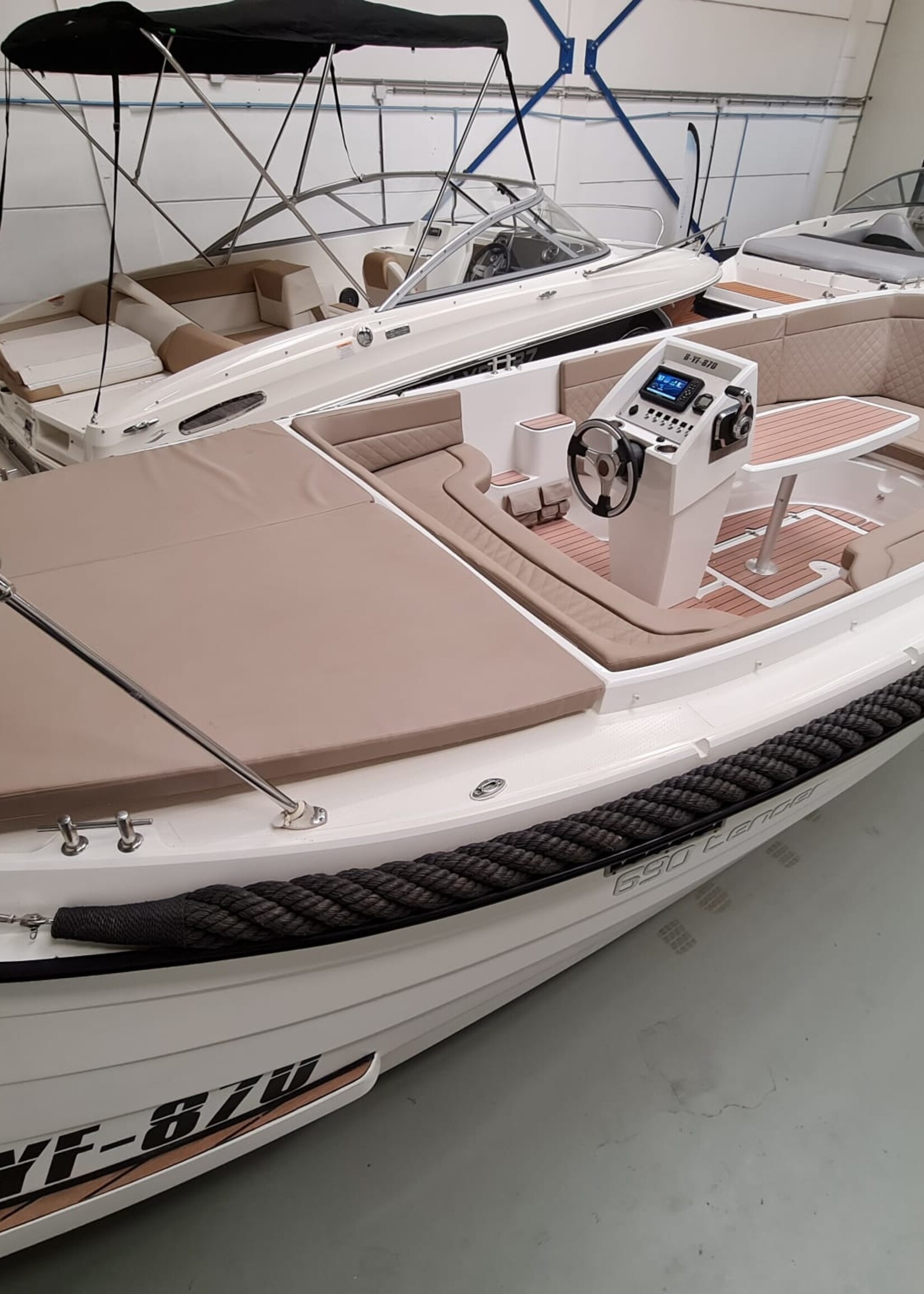 Corsiva 690 Tender uit 2016, 90 pk Mercury DFI