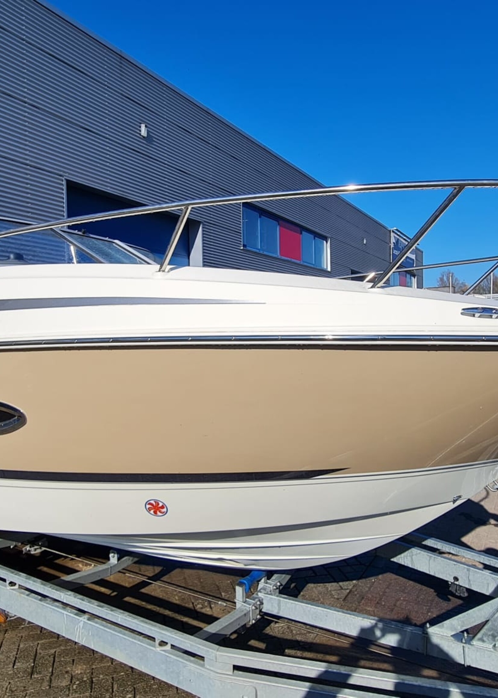 Bayliner 742 Cuddy 4.5Mpi V6, 250pk, 2015, 70 Stunden