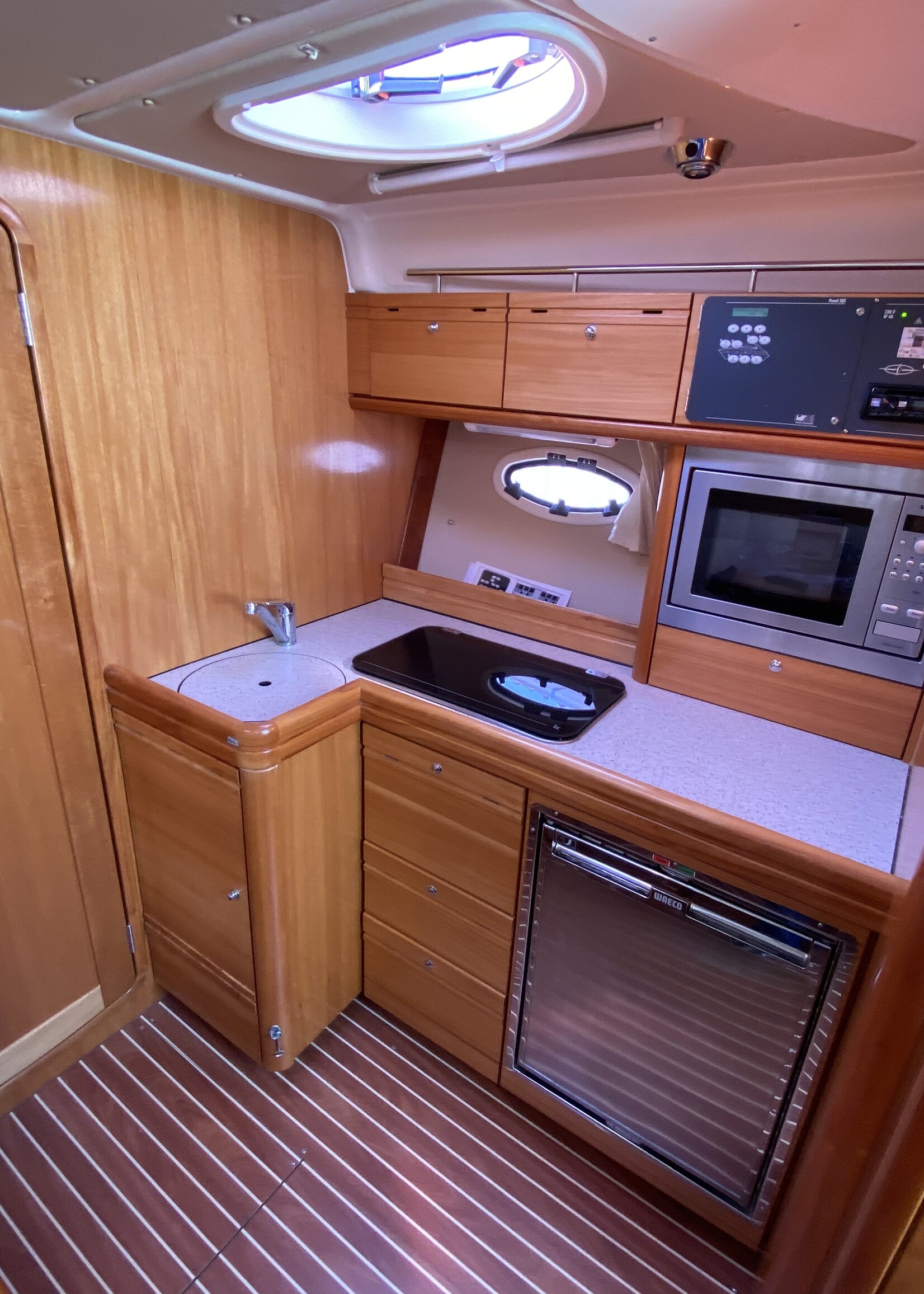 Bavaria 33 Sport, 2008, 2x Volvo 5.7 V8, 340uur