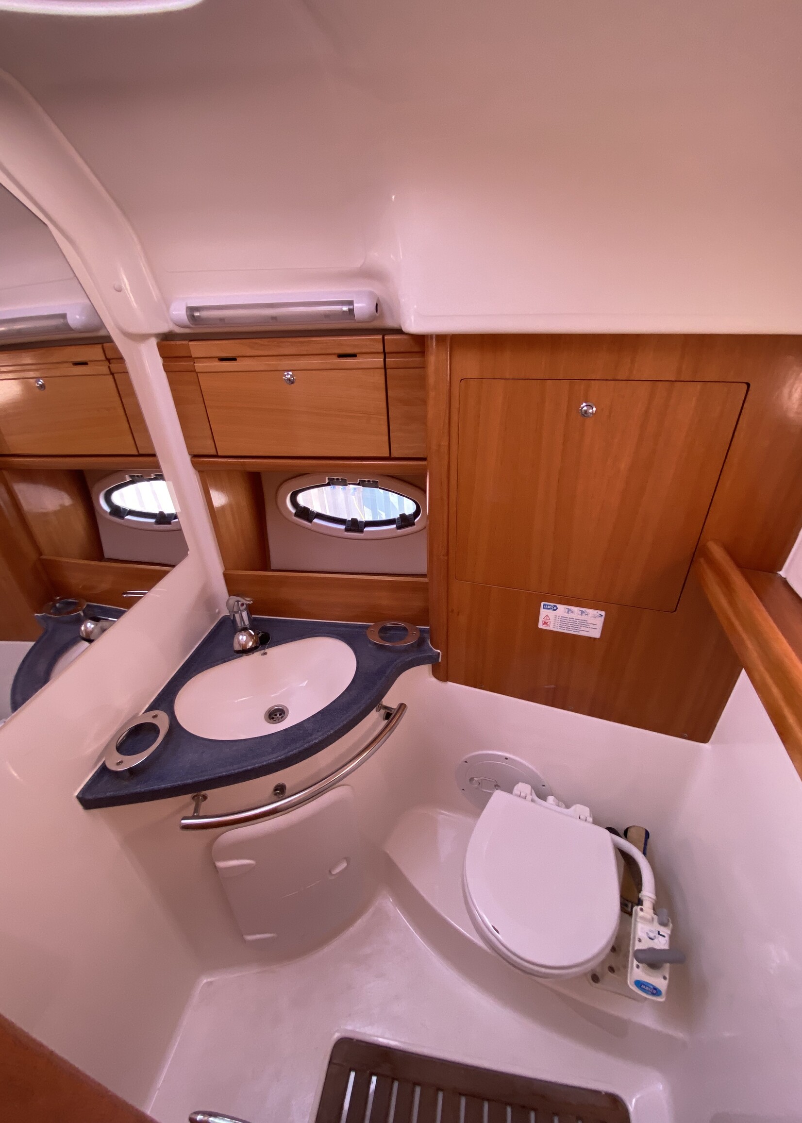 Bavaria 33 Sport, 2008, 2x Volvo 5.7 V8, 340uur