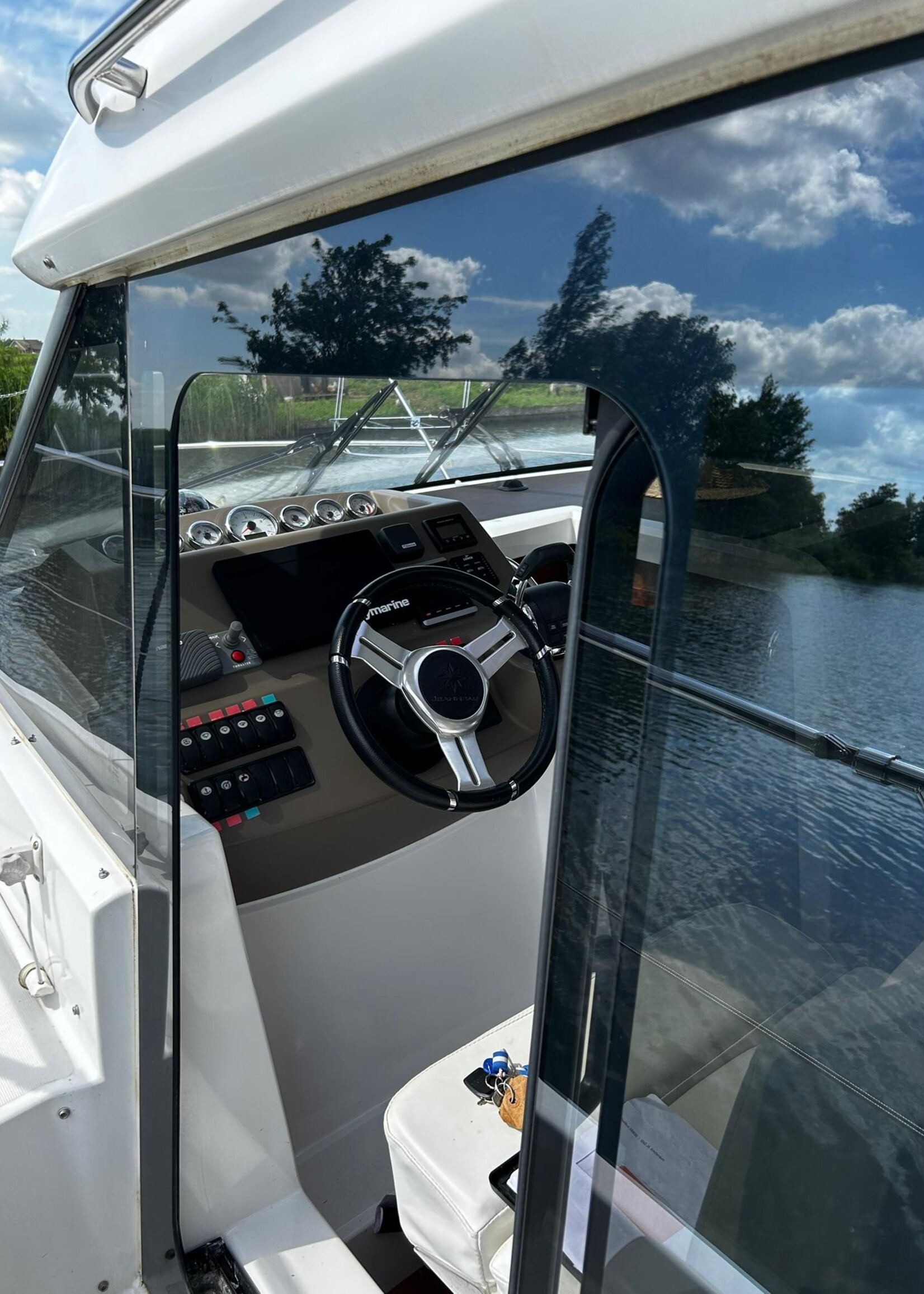 Jeanneau NC9 Hardtop, 2012, diesel 260PK