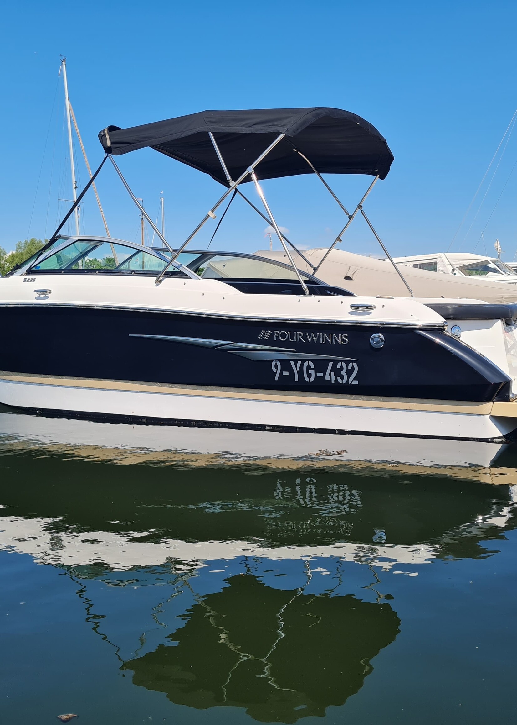 Four Winns S235, 5.0 V8 300 PK uit 2013