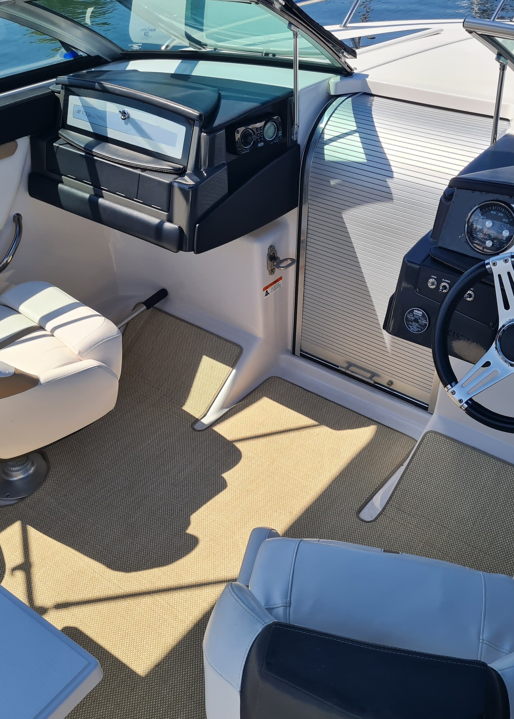 Four Winns S235, 5.0 V8 300 PK uit 2013