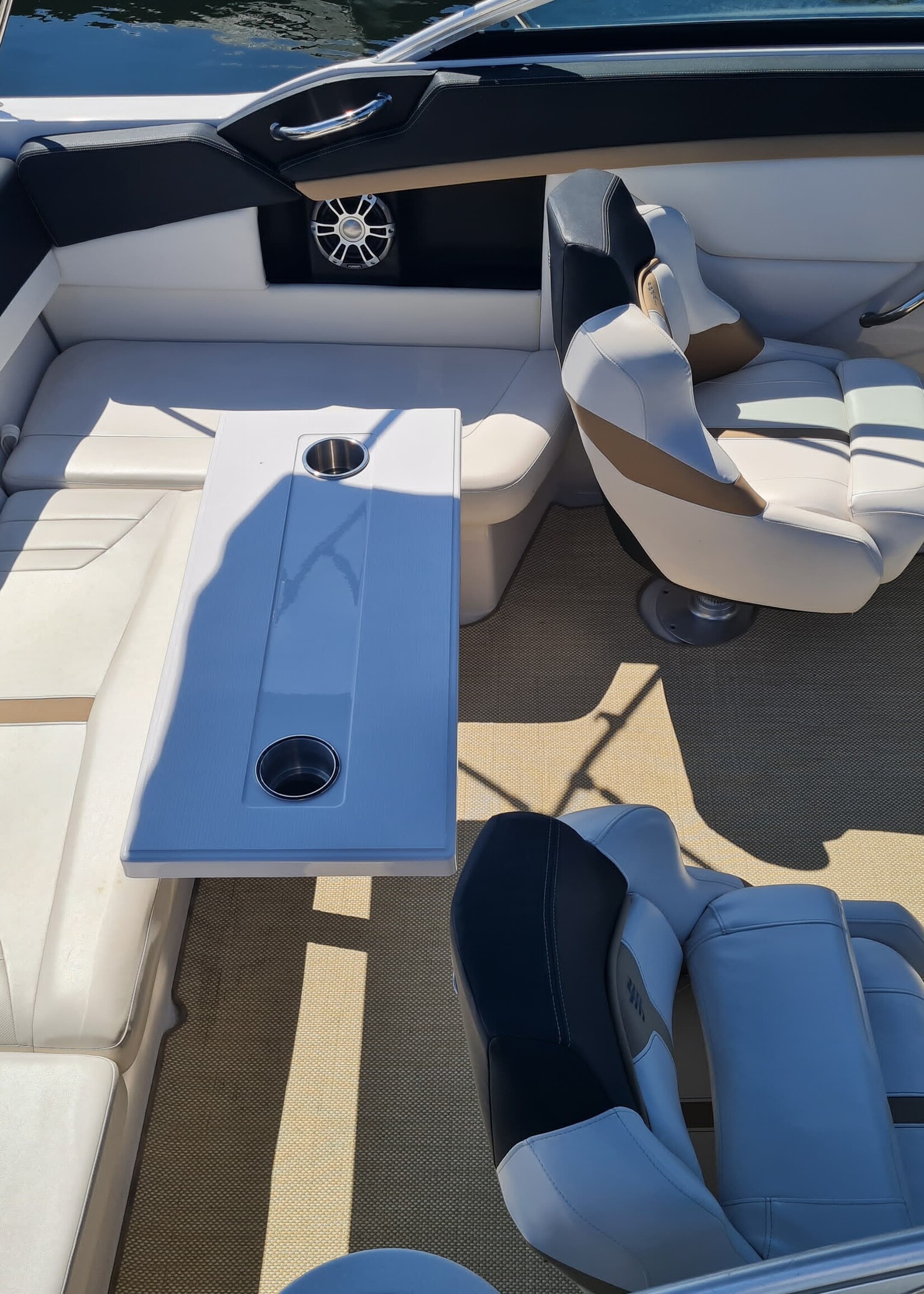 Four Winns S235, 5.0 V8 300 PK uit 2013