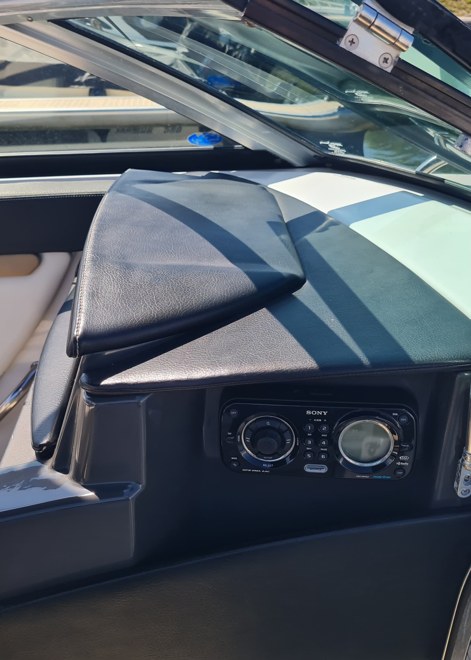 Four Winns Sundowner 285 Volvo 7.4 Liter V8 GSI 385PK 2003 - Copy