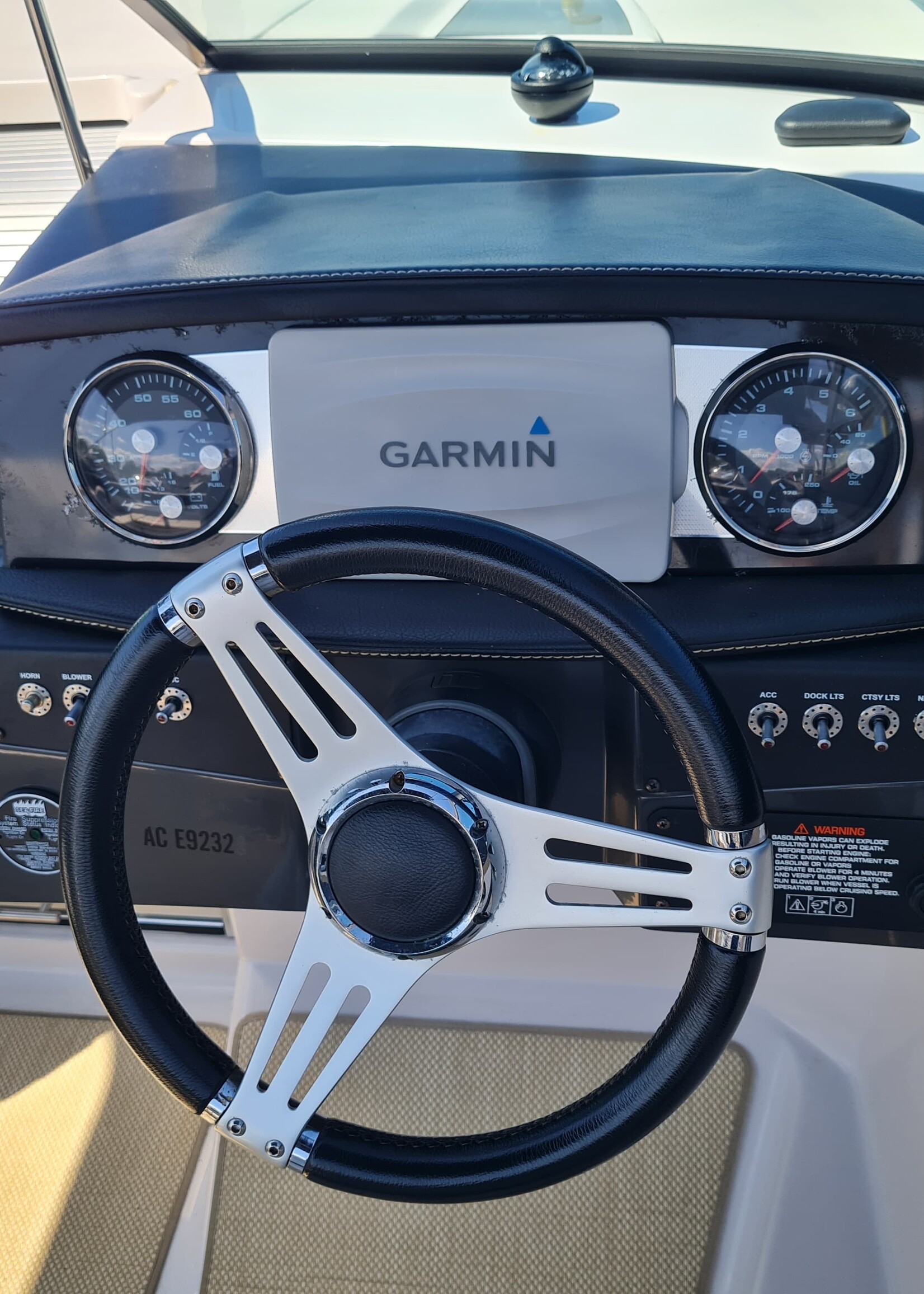 Four Winns Sundowner 285 Volvo 7.4 Liter V8 GSI 385PK 2003 - Copy