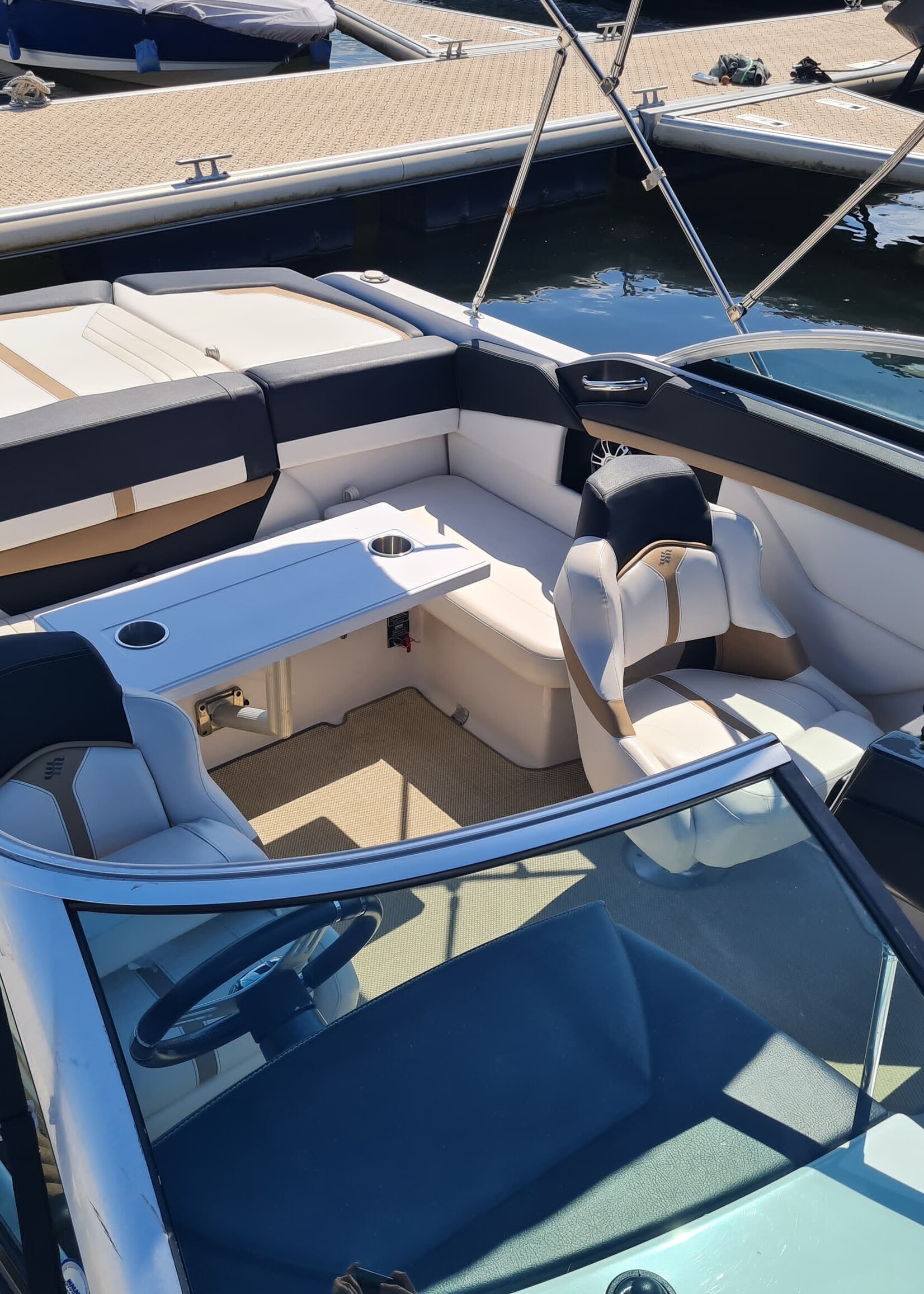 Four Winns Sundowner 285 Volvo 7.4 Liter V8 GSI 385PK 2003 - Copy