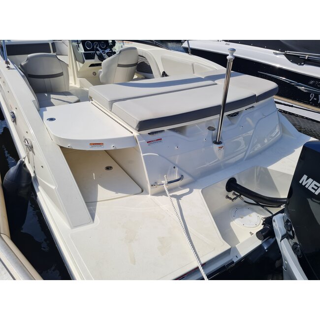 Sea Ray Sundowner 285 Volvo 7.4 Liter V8 GSI 385PK 2003 - Copy - Copy