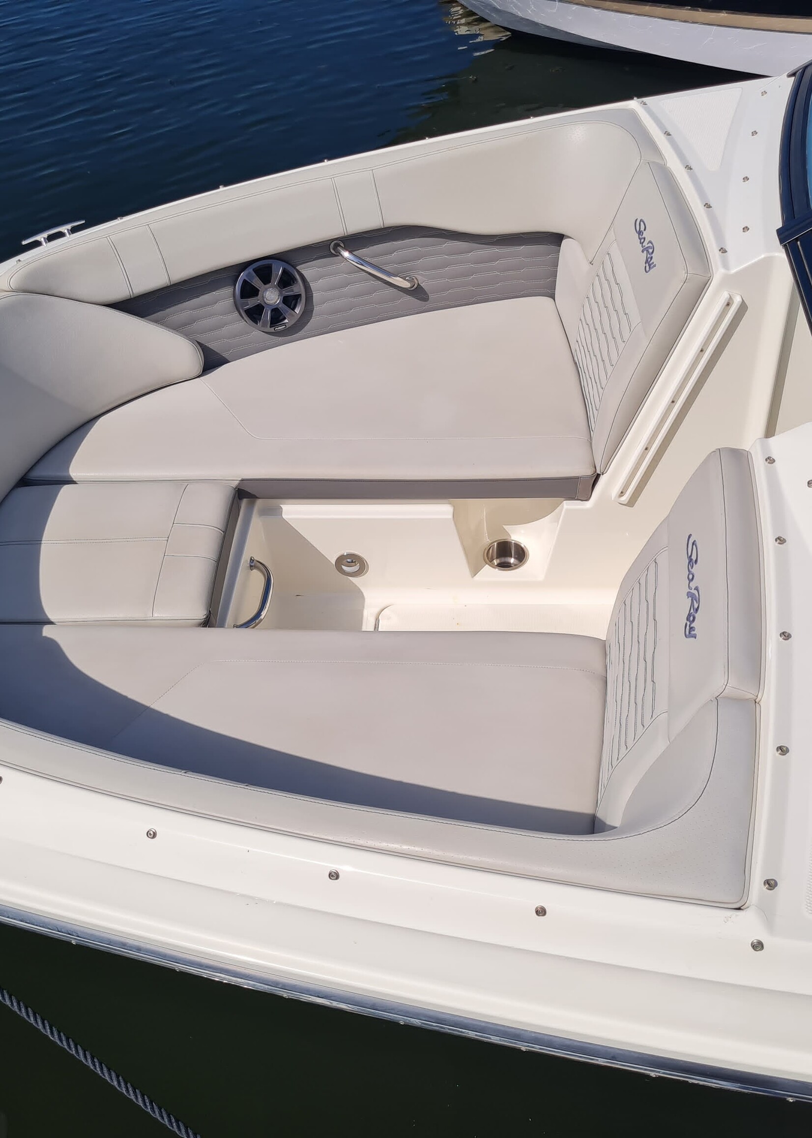 Sea Ray Sundowner 285 Volvo 7.4 Liter V8 GSI 385PK 2003 - Copy - Copy