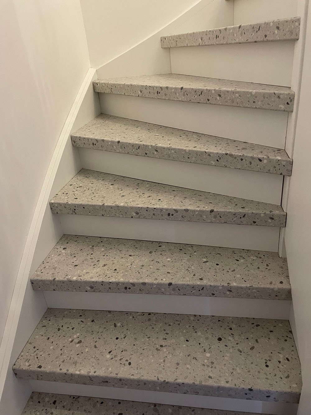 Stylish Terrazzo traprenovatie met witte stootborden