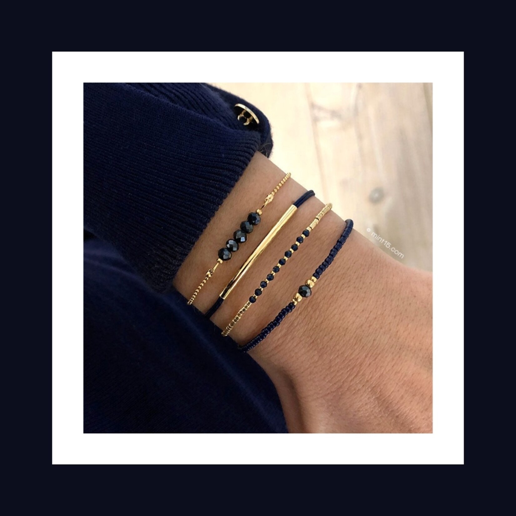 Mint15 goudkleurige armband met mini marineblauwe glaskralen