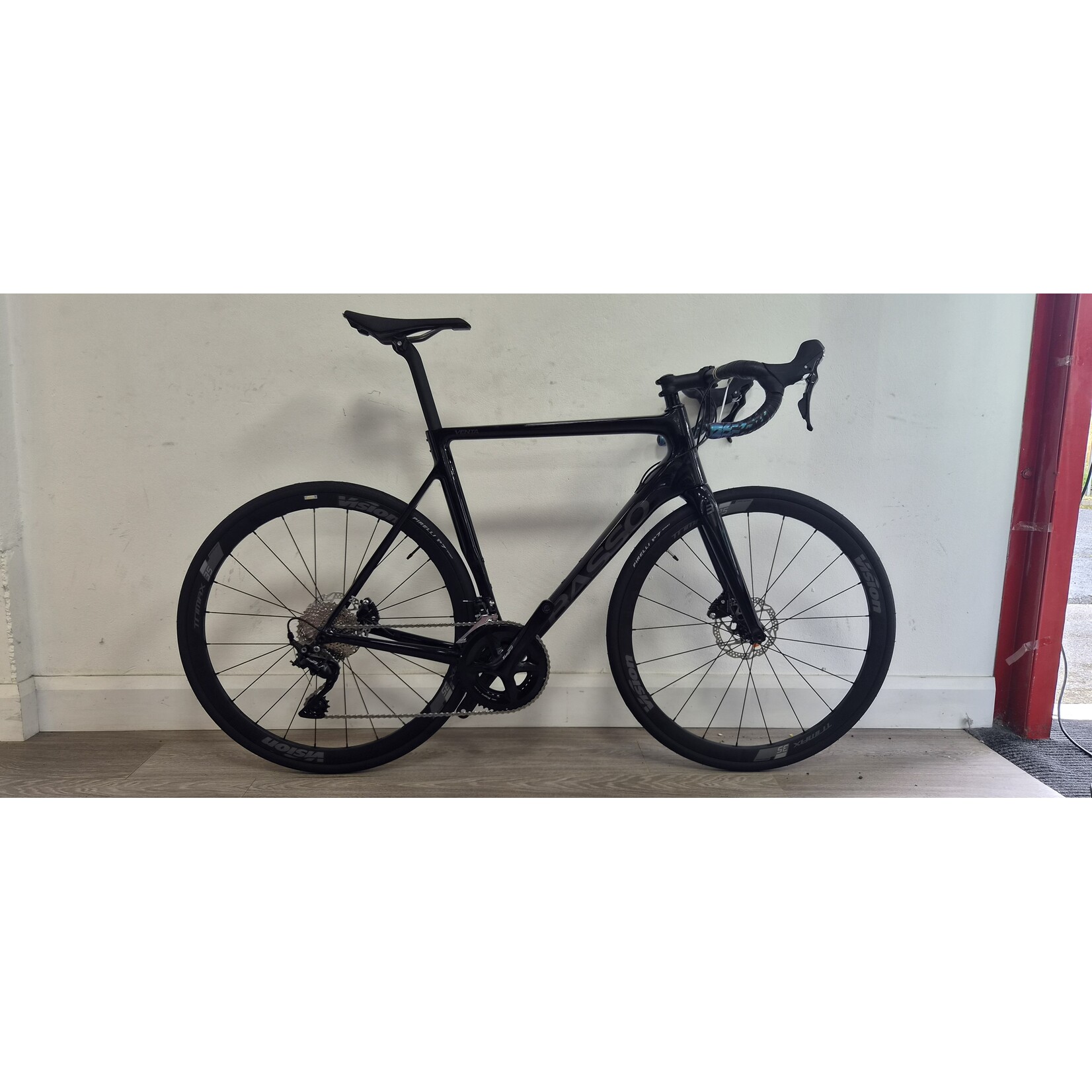 BASSO VENTA 56CM GLOSS BLACK