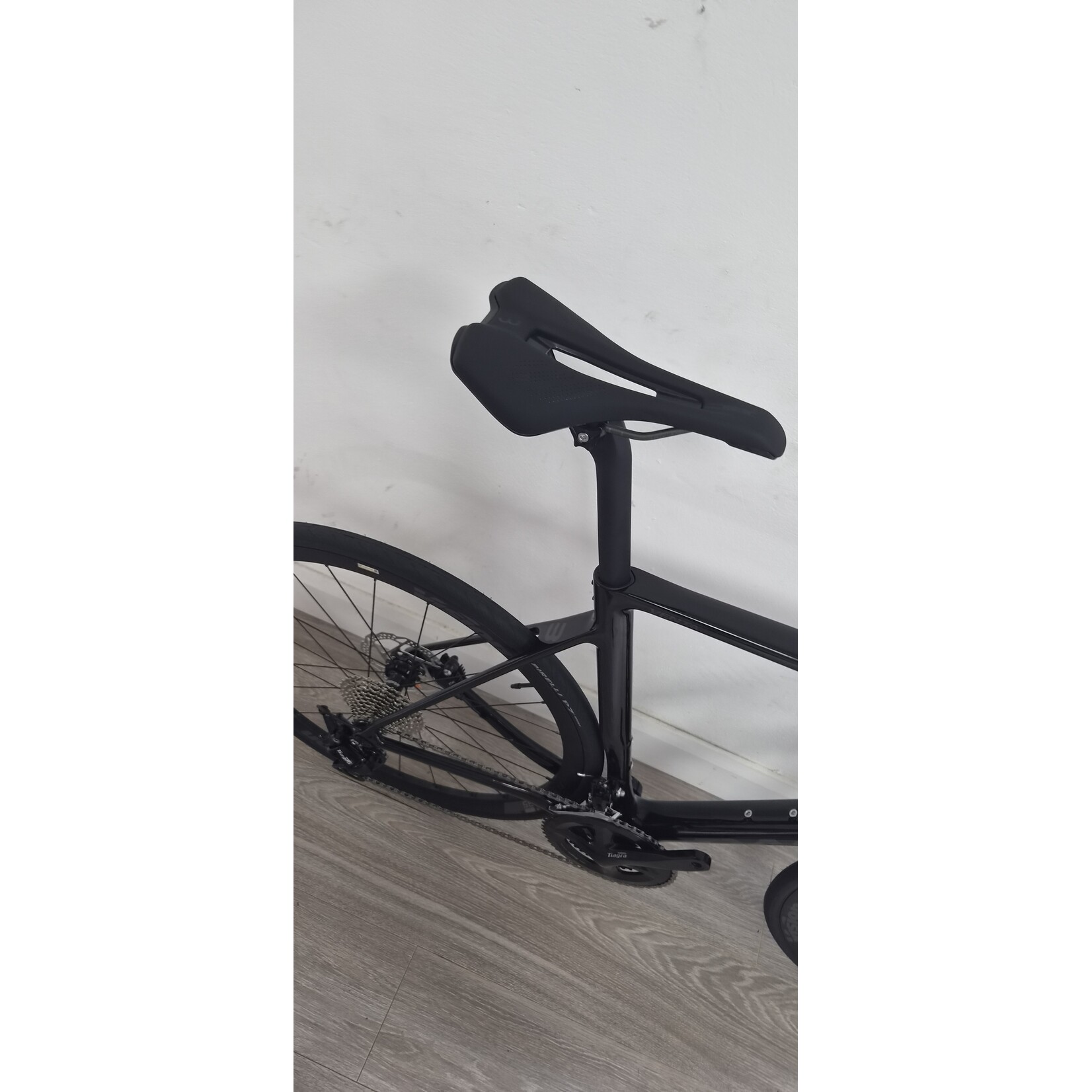BASSO VENTA 56CM GLOSS BLACK