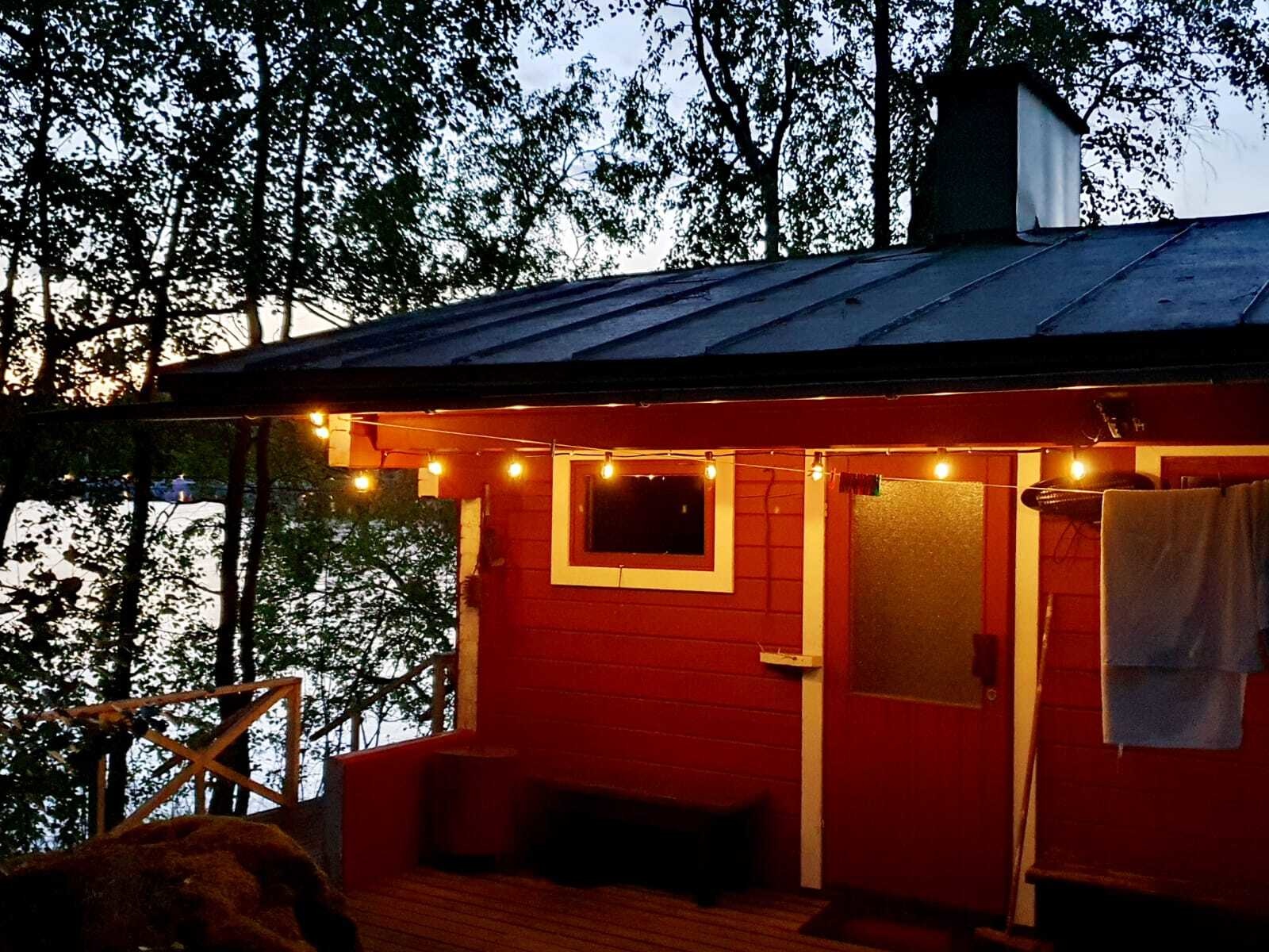 Valkoiset valoketjut kesällä ja talvella - inspiraatiota ja asiakkaiden valokuvia