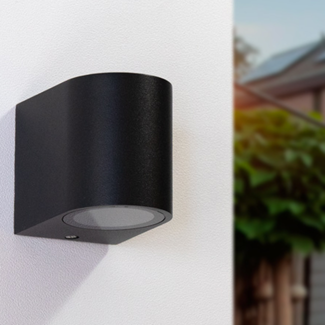 Nela moderni seinävalaisin - mattamusta