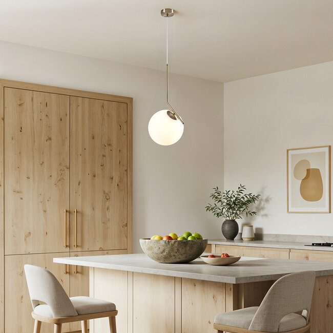 Design-riippuvalaisin Roy, lasipallo – maitolasi ja kulta