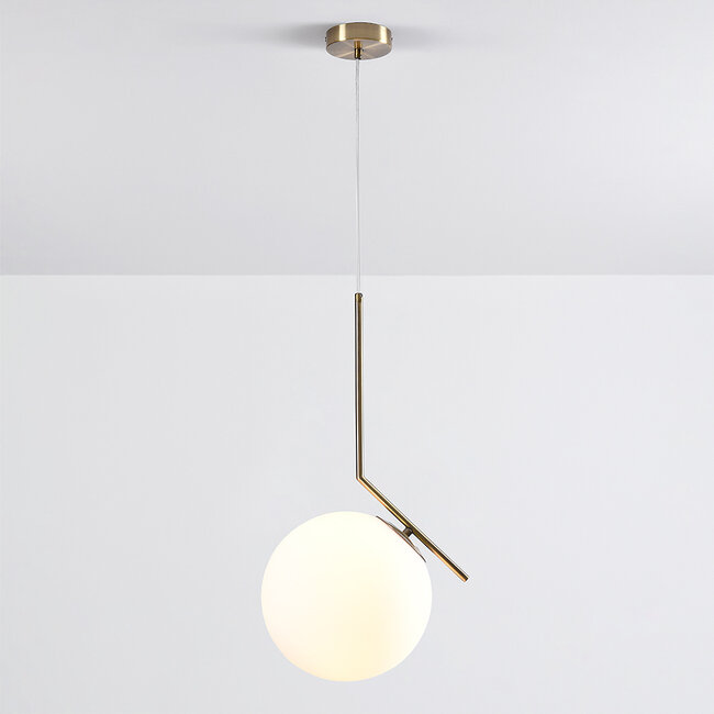 Design-riippuvalaisin Roy, lasipallo – maitolasi ja kulta