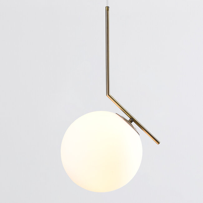 Design-riippuvalaisin Roy, lasipallo – maitolasi ja kulta