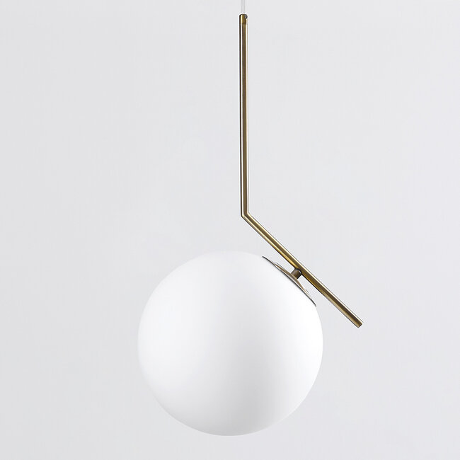 Design-riippuvalaisin Roy, lasipallo – maitolasi ja kulta