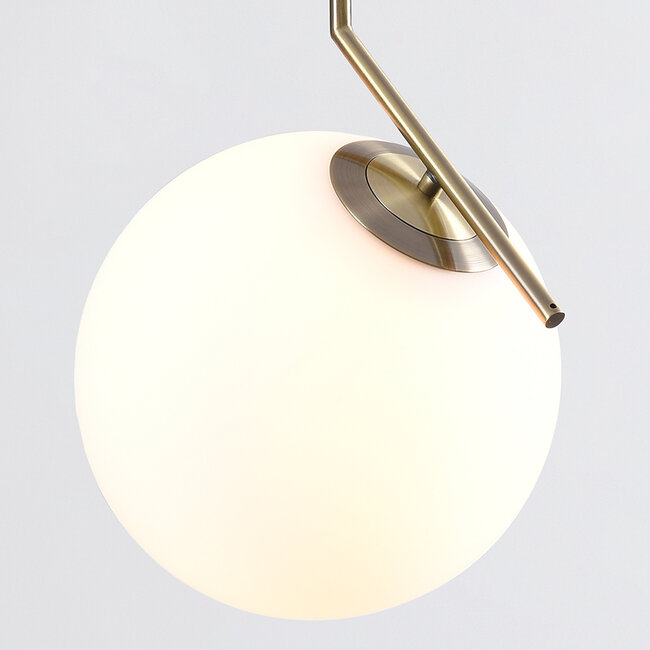 Design-riippuvalaisin Roy, lasipallo – maitolasi ja kulta