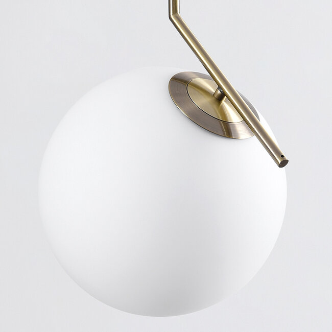 Design-riippuvalaisin Roy, lasipallo – maitolasi ja kulta