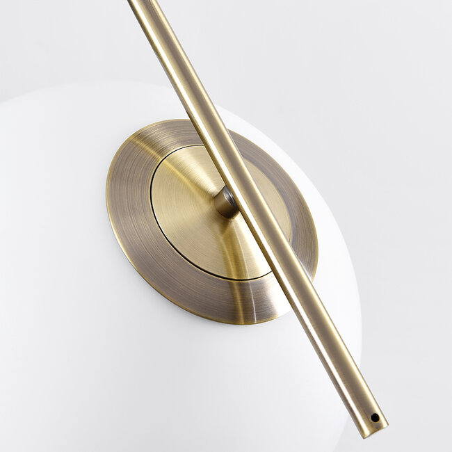 Design-riippuvalaisin Roy, lasipallo – maitolasi ja kulta