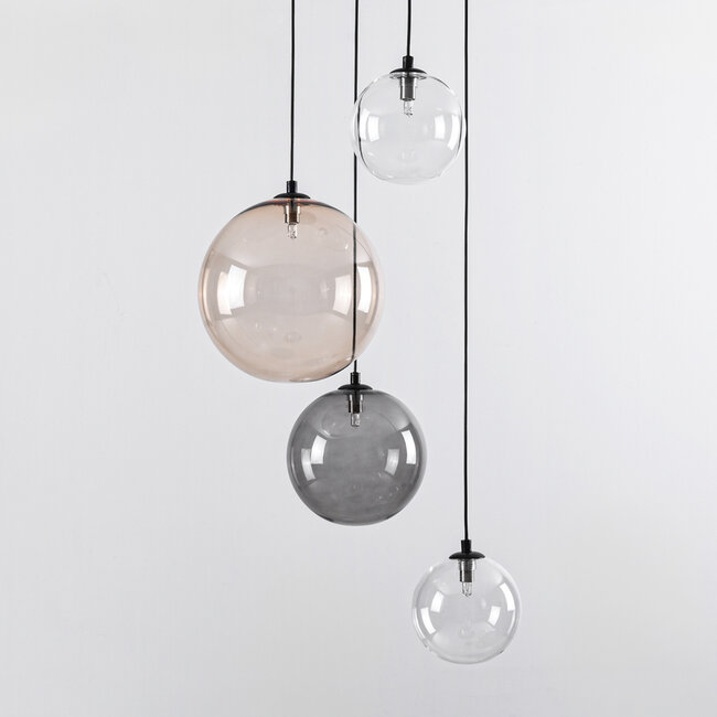 4-valoinen design-riippuvalaisin Luminor erilaisilla lasipalloilla